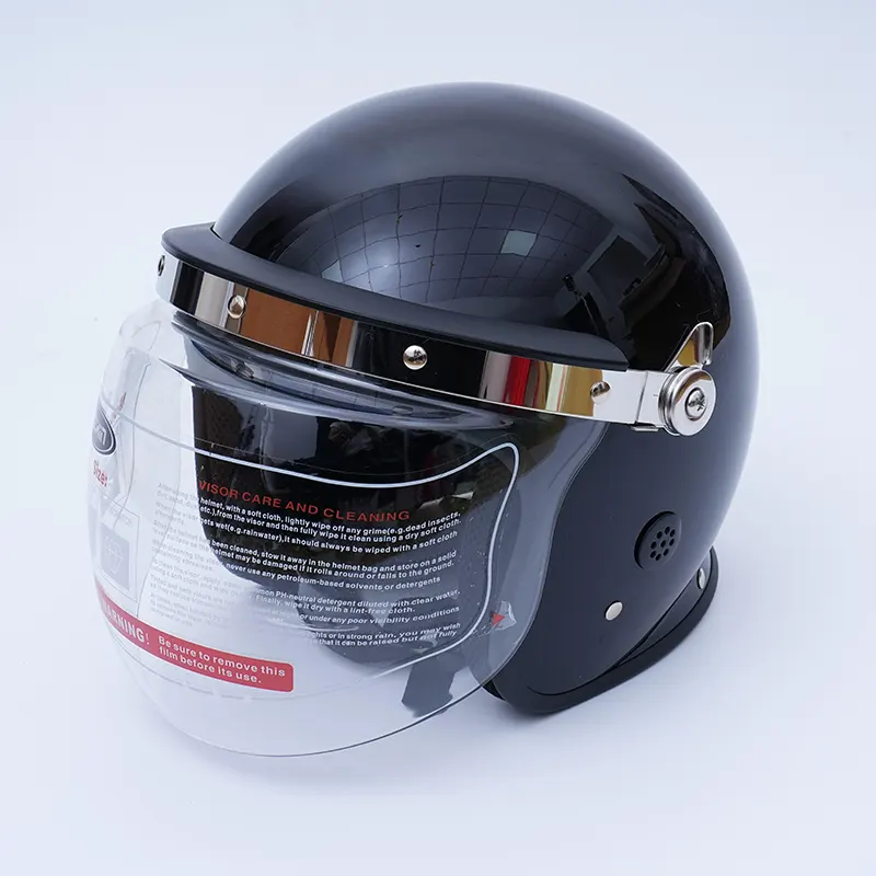Kask przeciw zamieszkom z przezroczystym wizjerem