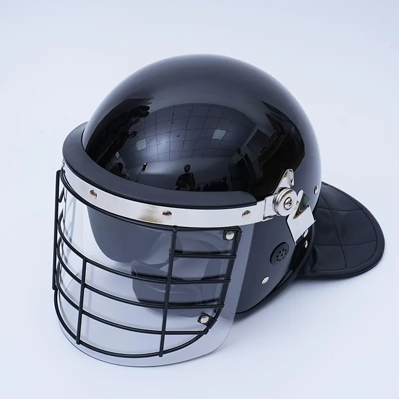 Kask przeciw zamieszkom z metalową kratką